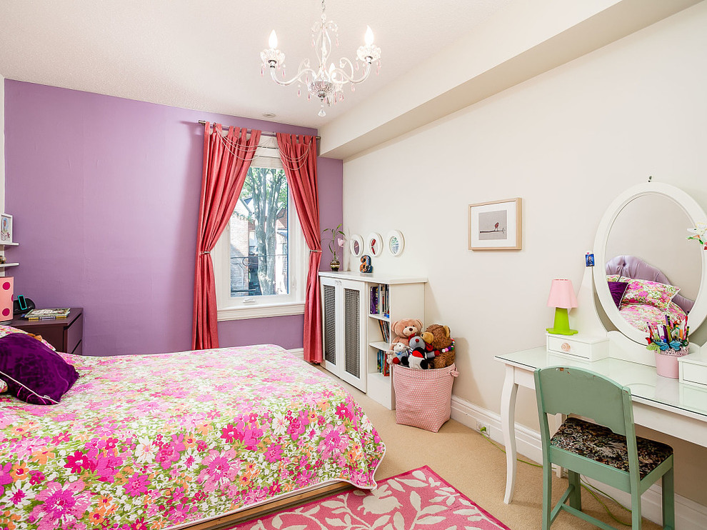 Mittelgroßes Stilmix Mädchenzimmer mit Schlafplatz, lila Wandfarbe, braunem Holzboden und braunem Boden in Toronto