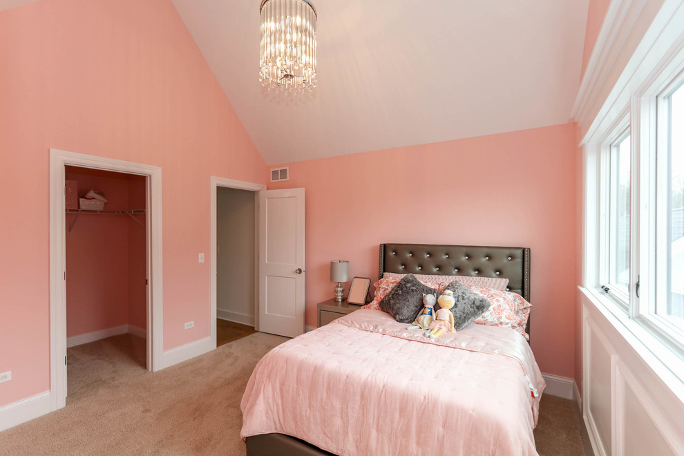 На фото: детская среднего размера в стиле кантри с спальным местом, розовыми стенами, ковровым покрытием и бежевым полом для девочки