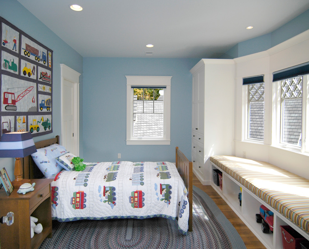 Idee per una cameretta per bambini stile americano con pareti blu, pavimento in legno massello medio e pavimento marrone