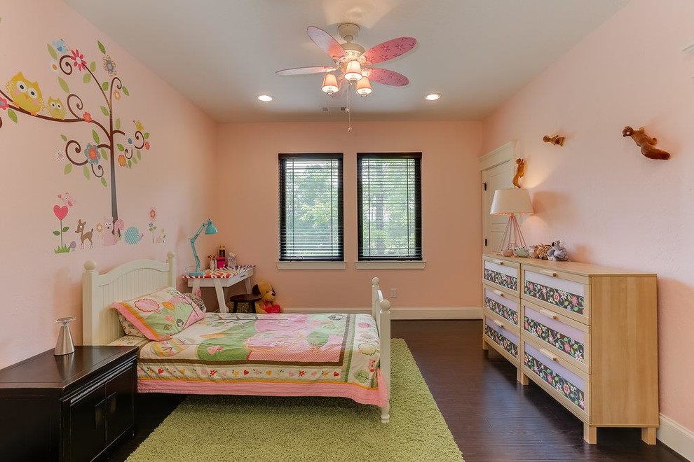 Свежая идея для дизайна: детская среднего размера в стиле кантри с спальным местом, розовыми стенами, темным паркетным полом и коричневым полом для ребенка от 4 до 10 лет, девочки - отличное фото интерьера