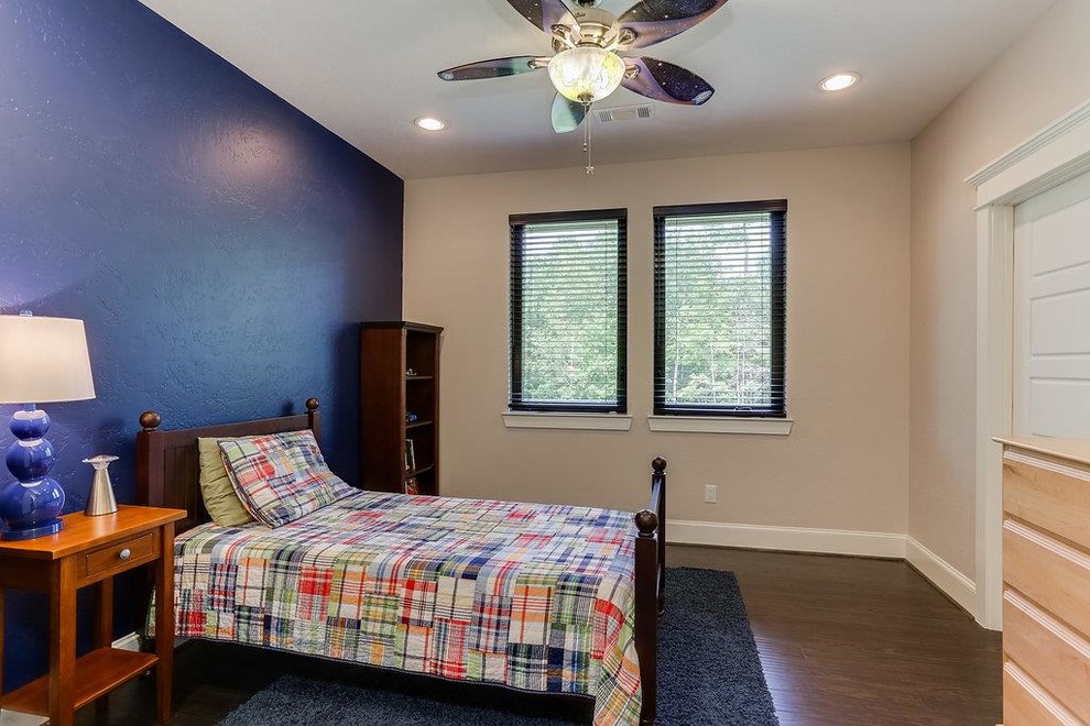 Inspiration för mellanstora amerikanska pojkrum kombinerat med sovrum och för 4-10-åringar, med blå väggar, mörkt trägolv och brunt golv