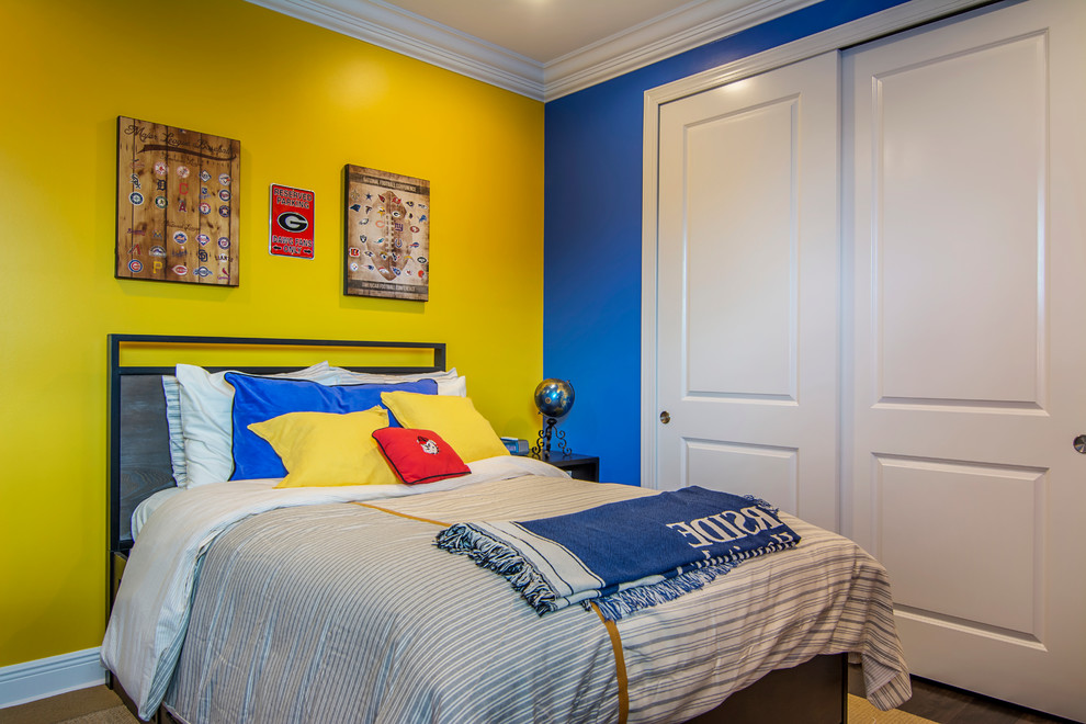 Exempel på ett mellanstort klassiskt barnrum kombinerat med sovrum, med blå väggar och mörkt trägolv