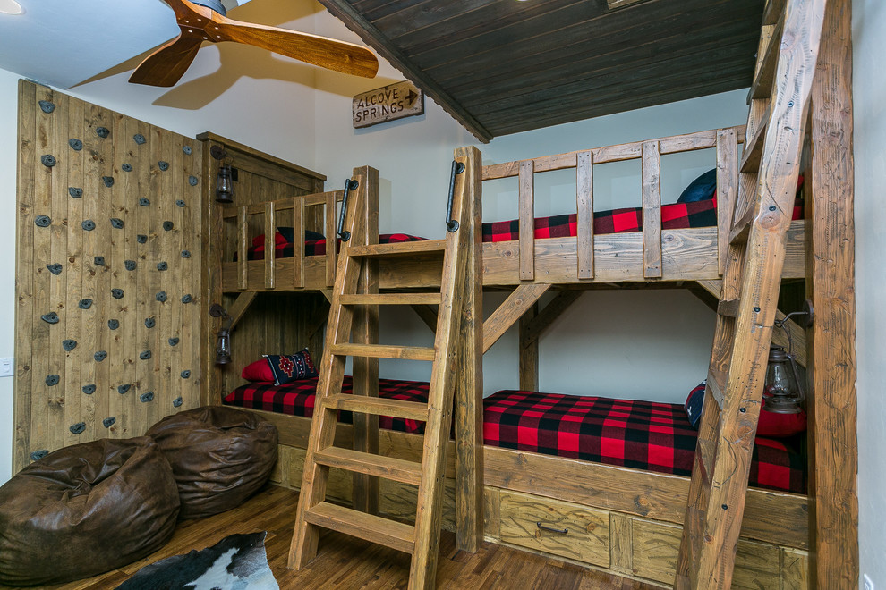 Mittelgroßes Rustikales Kinderzimmer mit Schlafplatz, grauer Wandfarbe, dunklem Holzboden und braunem Boden in Phoenix