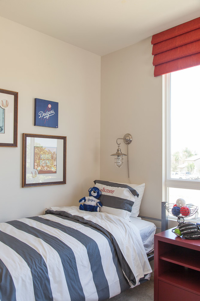 Foto på ett vintage pojkrum kombinerat med sovrum och för 4-10-åringar, med beige väggar och heltäckningsmatta