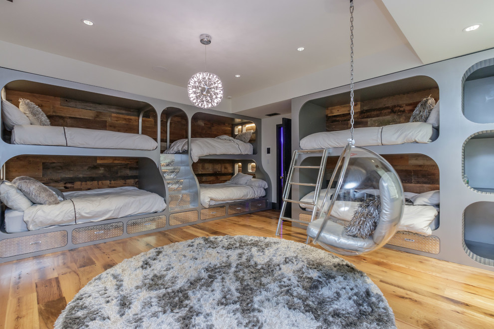 Стильный дизайн: нейтральная детская в современном стиле с спальным местом, серыми стенами, паркетным полом среднего тона и коричневым полом - последний тренд