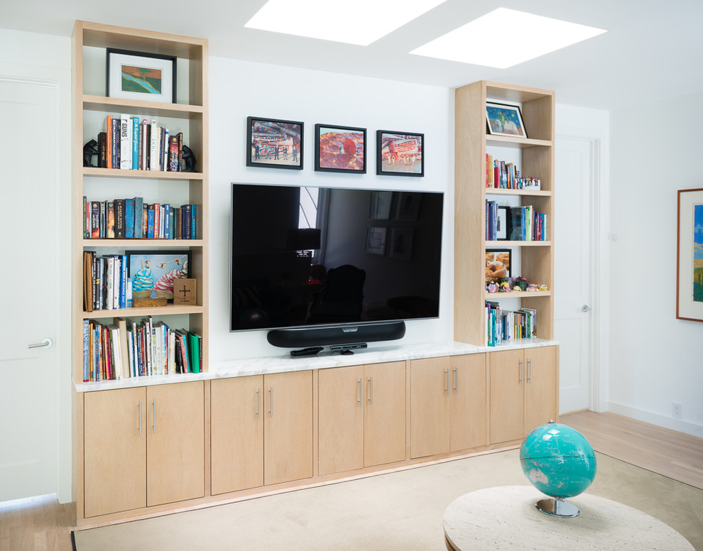 Imagen de habitación infantil unisex de 4 a 10 años contemporánea grande con escritorio, paredes blancas y suelo de madera clara