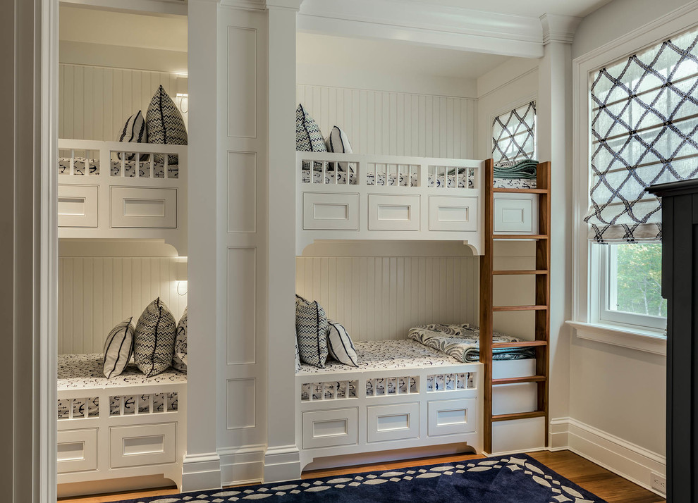 Neutrales Klassisches Kinderzimmer mit Schlafplatz, weißer Wandfarbe, dunklem Holzboden und braunem Boden in Portland Maine