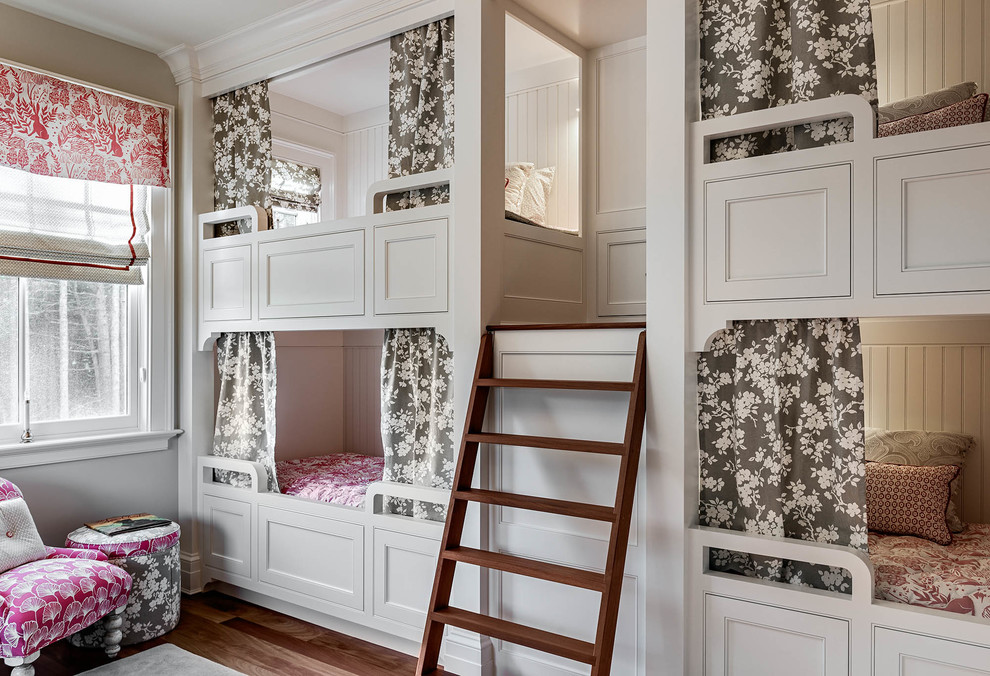 Aménagement d'une chambre d'enfant classique avec un mur beige, parquet foncé, un sol marron et un lit superposé.