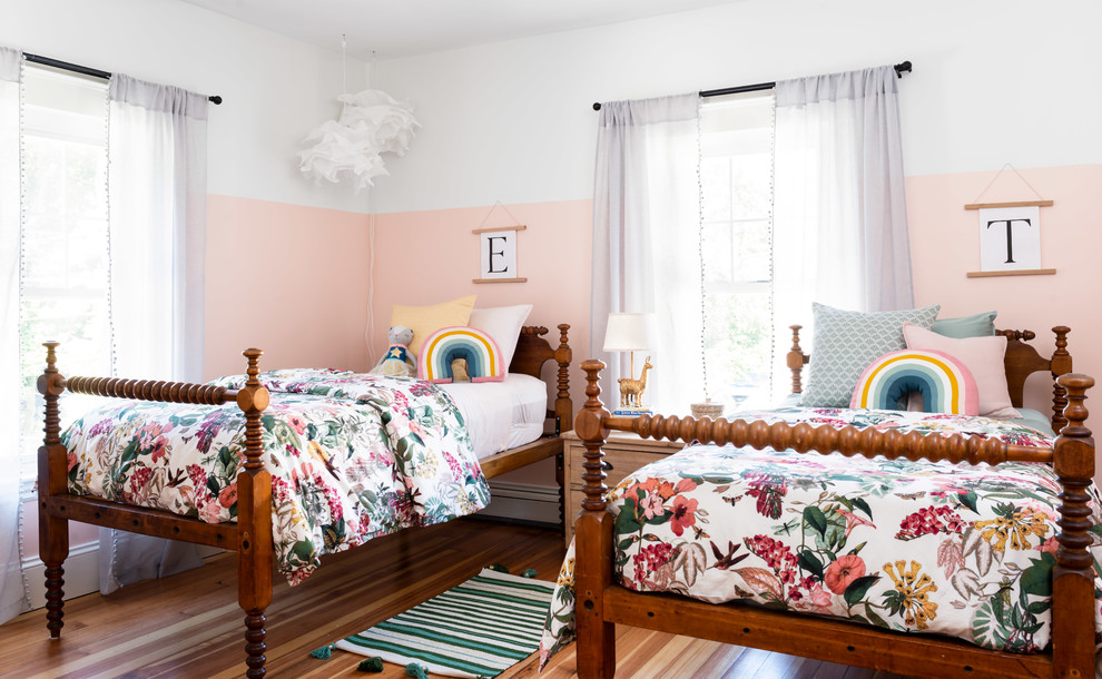 Idées déco pour une chambre d'enfant de 4 à 10 ans classique de taille moyenne avec un mur rose, un sol en bois brun et un sol marron.
