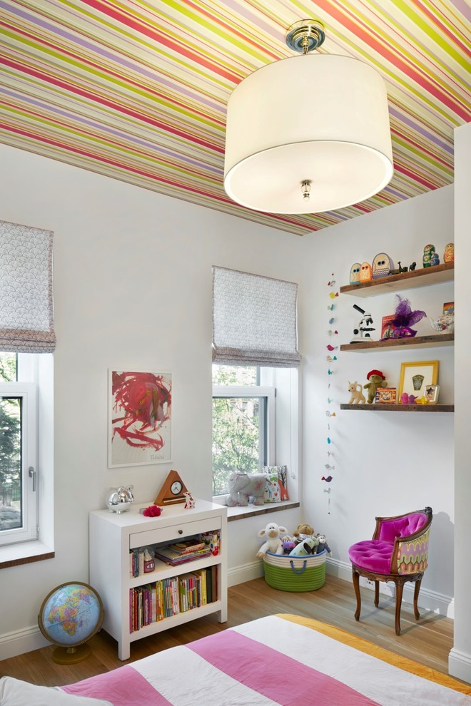 Idee per una cameretta per bambini da 4 a 10 anni tropicale di medie dimensioni con pareti bianche e pavimento in legno massello medio