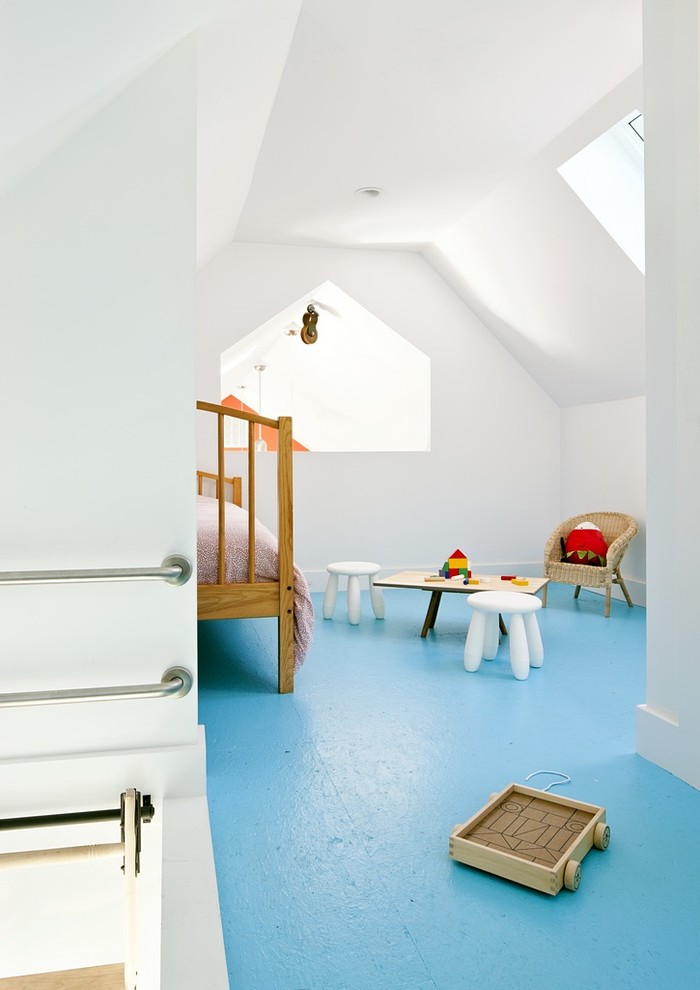 Réalisation d'une salle de jeux d'enfant champêtre avec un sol bleu.