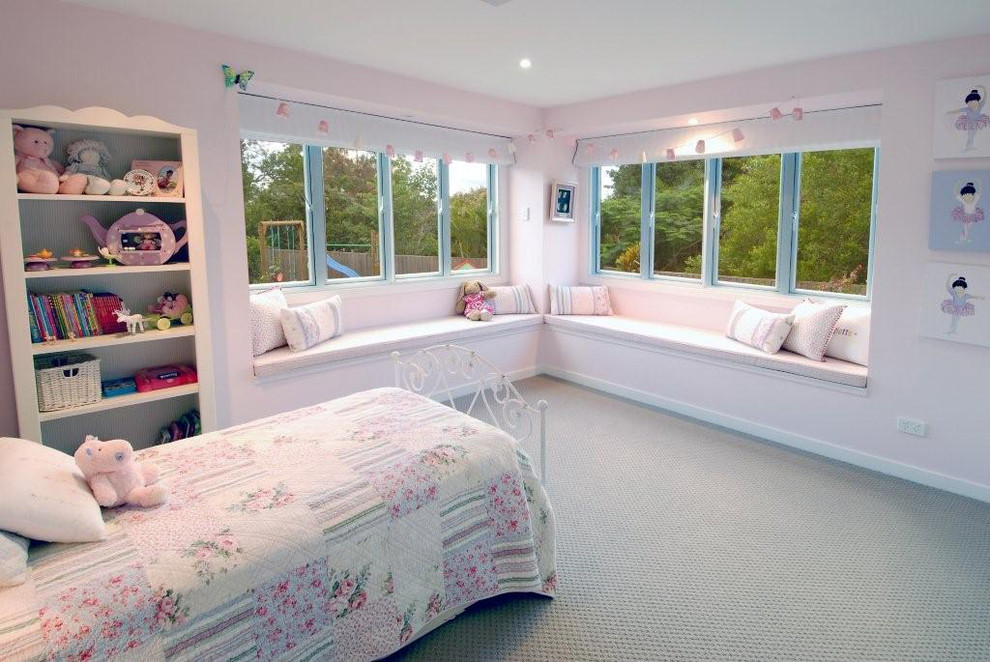 Immagine di una cameretta per bambini da 4 a 10 anni tradizionale di medie dimensioni con pareti rosa, moquette e pavimento grigio