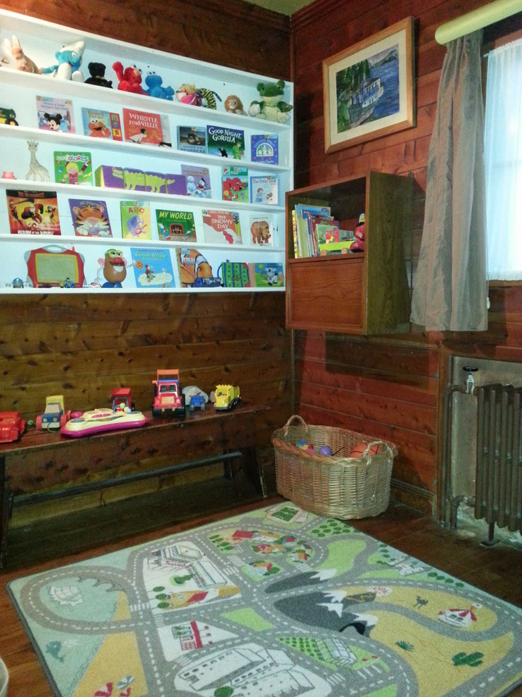 Diseño de dormitorio infantil de 4 a 10 años rural grande con paredes marrones y suelo de madera clara