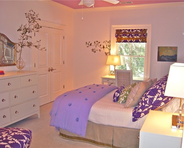 Cette photo montre une chambre d'enfant de 4 à 10 ans tendance de taille moyenne avec un mur violet et moquette.