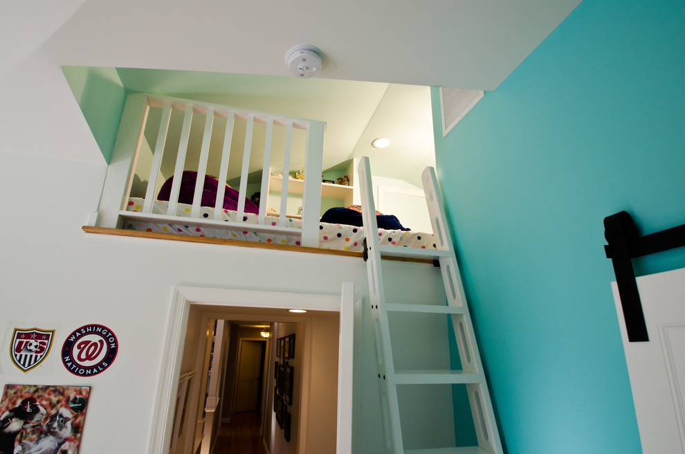 На фото: детская среднего размера в классическом стиле с спальным местом, синими стенами и паркетным полом среднего тона для подростка, девочки