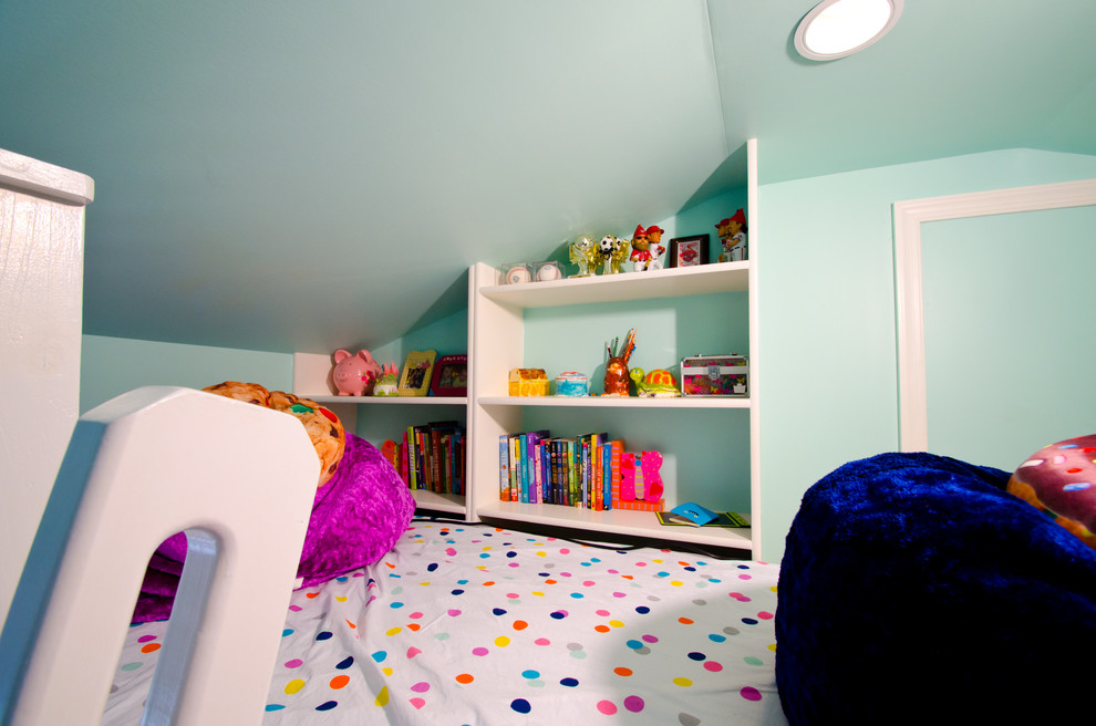 Inspiration pour une chambre d'enfant traditionnelle de taille moyenne avec un mur bleu et un sol en bois brun.
