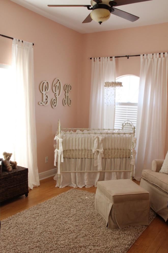ニューオリンズにあるトラディショナルスタイルのおしゃれな赤ちゃん部屋の写真