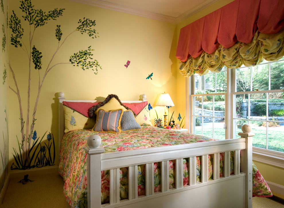 Idées déco pour une chambre d'enfant de 4 à 10 ans classique de taille moyenne avec un mur jaune, moquette et un sol beige.