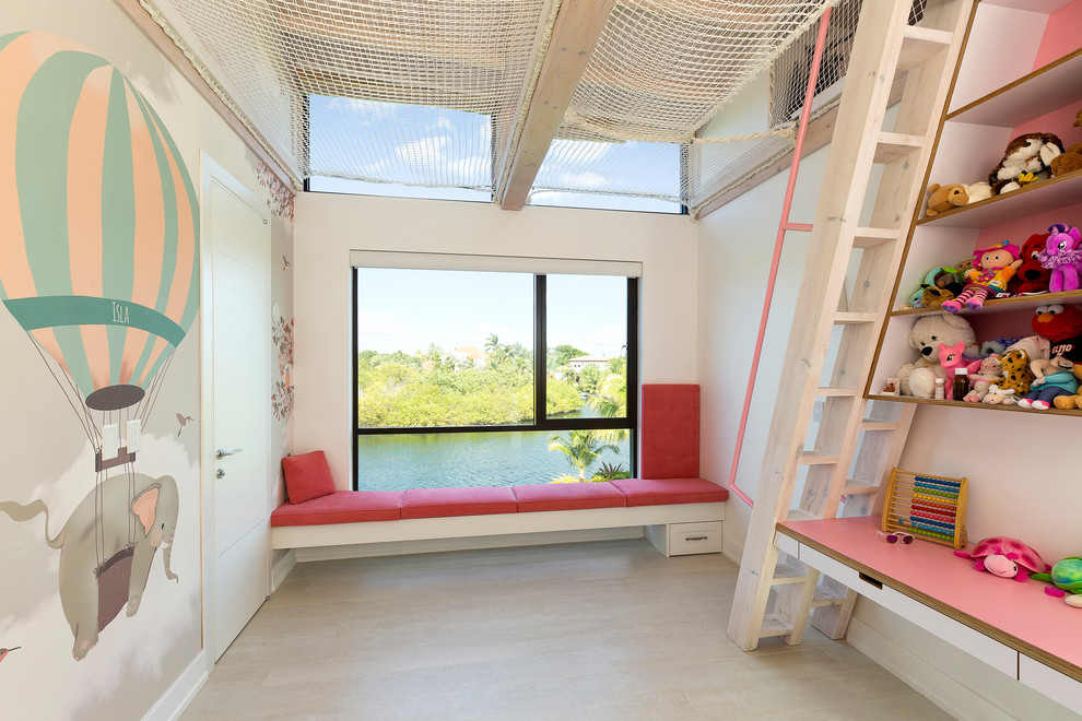 Ispirazione per una cameretta per bambini da 4 a 10 anni minimal di medie dimensioni con pareti bianche, pavimento in gres porcellanato e pavimento beige