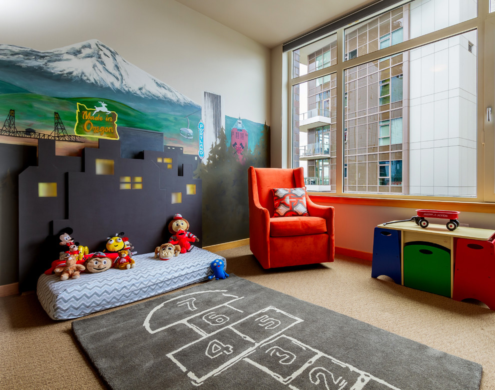 На фото: нейтральная детская с игровой среднего размера в современном стиле с разноцветными стенами, ковровым покрытием и бежевым полом для ребенка от 1 до 3 лет с