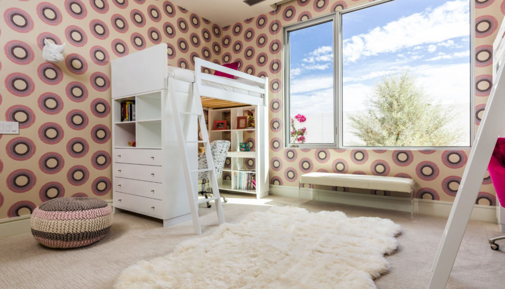 Bild på ett stort funkis barnrum kombinerat med sovrum, med flerfärgade väggar, heltäckningsmatta och beiget golv