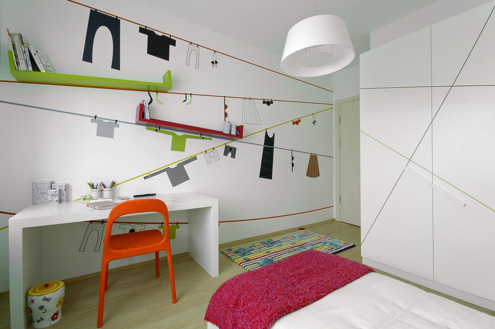 Cette photo montre une chambre d'enfant tendance avec un mur blanc.