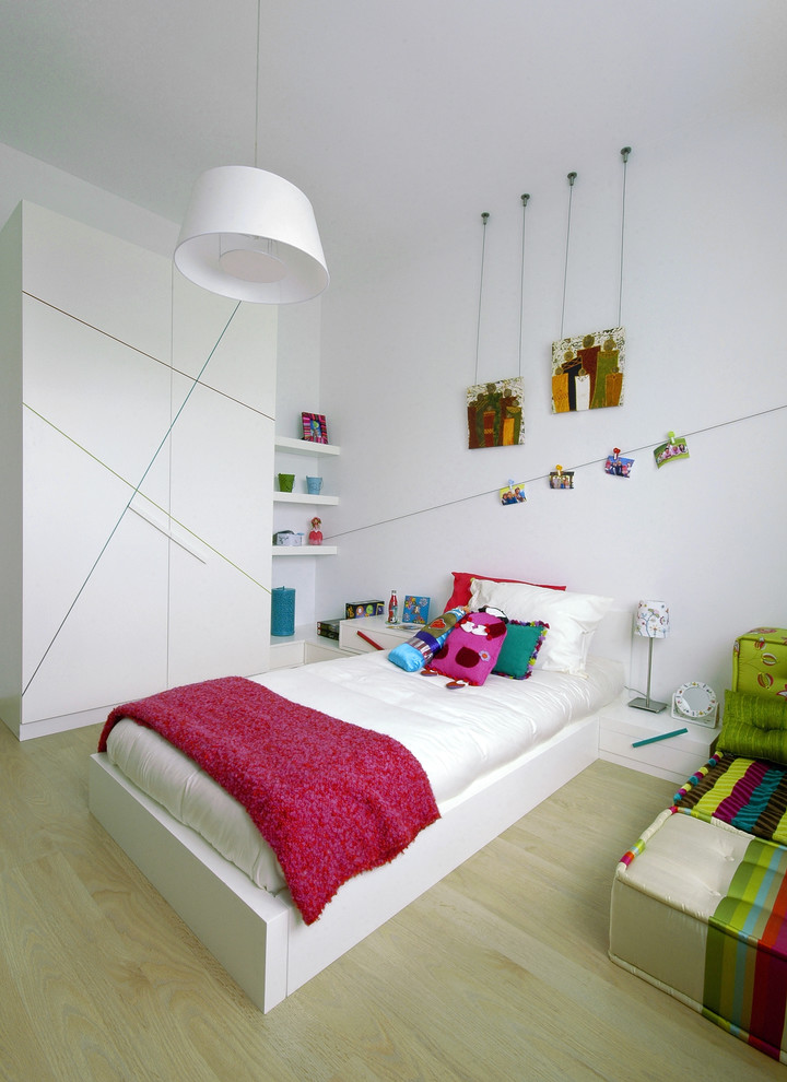 На фото: нейтральная детская в современном стиле с спальным местом, белыми стенами и светлым паркетным полом для ребенка от 4 до 10 лет с