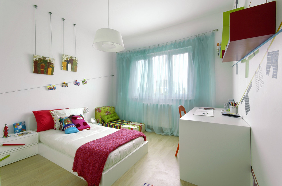 Diseño de dormitorio infantil de 4 a 10 años contemporáneo con paredes blancas y suelo de madera clara