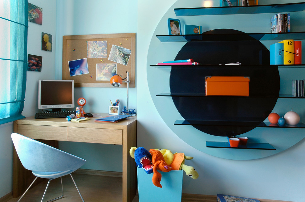 Idee per una cameretta per bambini da 4 a 10 anni minimal con pareti blu e parquet chiaro