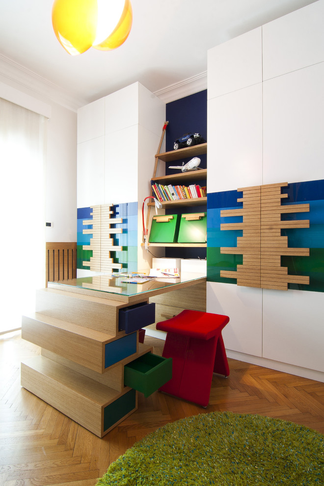 Idee per una cameretta per bambini design con pareti bianche e pavimento in legno massello medio