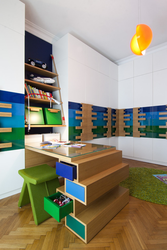 Cette image montre une chambre neutre design avec un bureau, un mur blanc et un sol en bois brun.