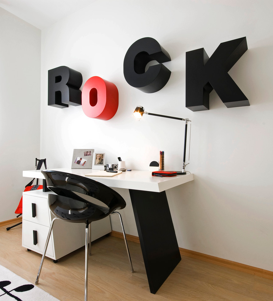 Inspiration pour une chambre d'enfant minimaliste avec un bureau et un mur blanc.