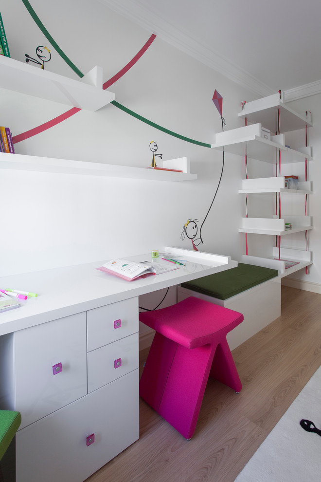 Идея дизайна: детская в стиле модернизм с рабочим местом, белыми стенами и светлым паркетным полом для ребенка от 4 до 10 лет, девочки