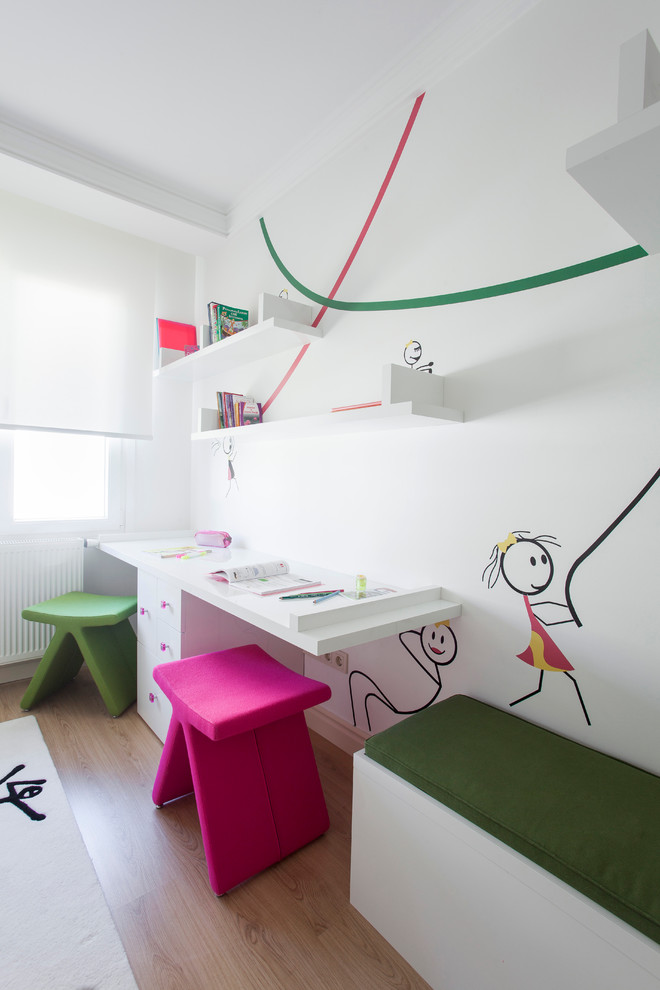 Идея дизайна: нейтральная детская в современном стиле с рабочим местом, белыми стенами и светлым паркетным полом для ребенка от 4 до 10 лет