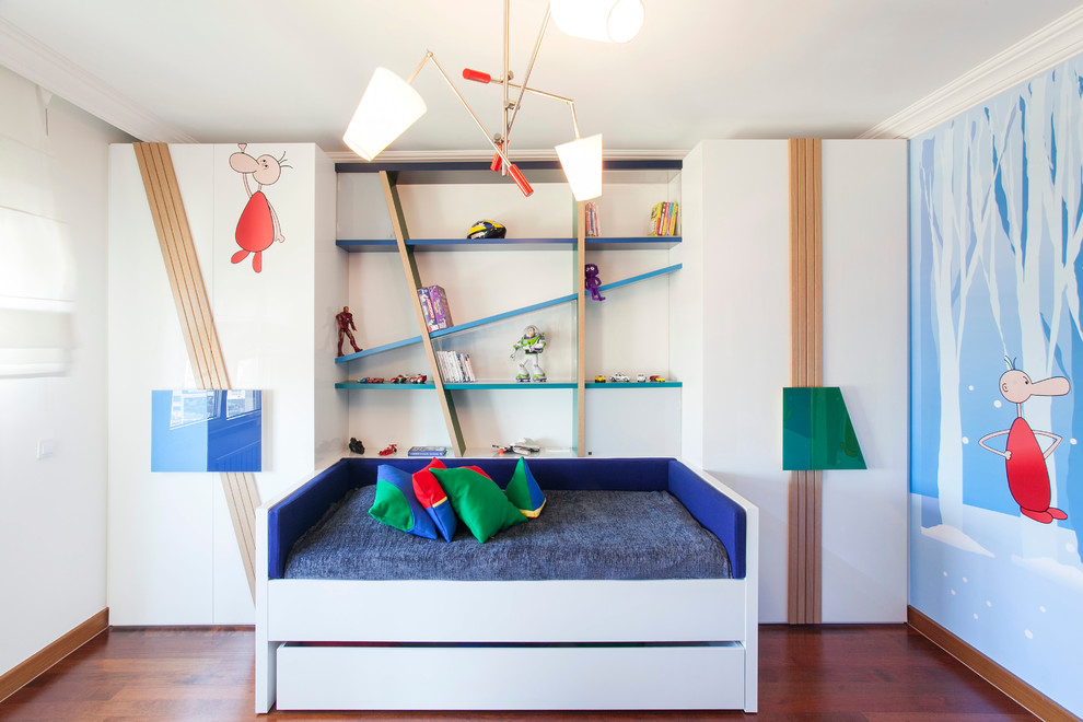 Стильный дизайн: детская в современном стиле с спальным местом, белыми стенами и темным паркетным полом для ребенка от 1 до 3 лет, мальчика - последний тренд