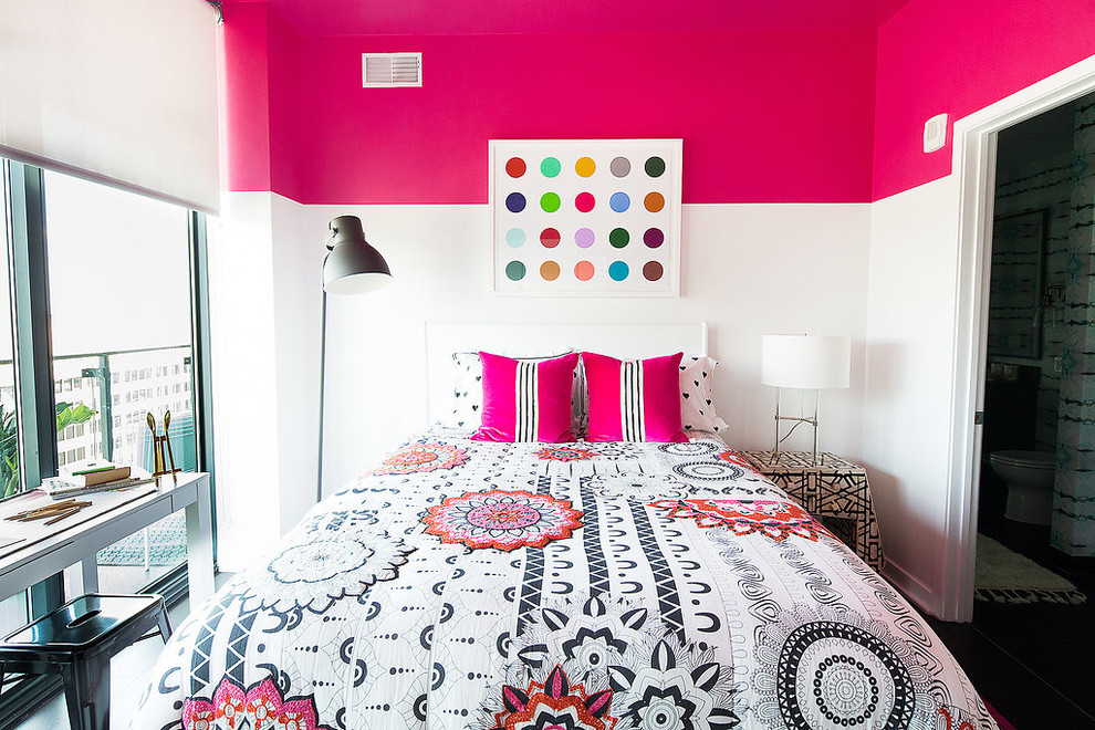 Immagine di una cameretta per bambini minimal di medie dimensioni con pareti rosa, parquet scuro e pavimento nero