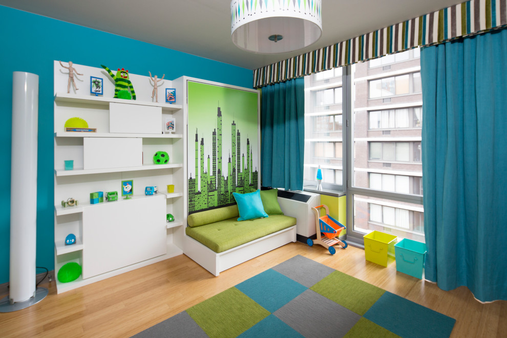Idéer för att renovera ett funkis könsneutralt barnrum kombinerat med lekrum, med blå väggar och mellanmörkt trägolv
