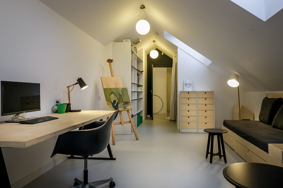 Cette image montre une grande chambre d'enfant nordique avec un bureau, un mur blanc et un sol en linoléum.