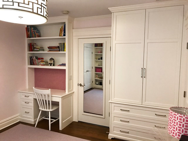Diseño de dormitorio infantil clásico de tamaño medio con paredes rosas, suelo de madera en tonos medios y suelo marrón