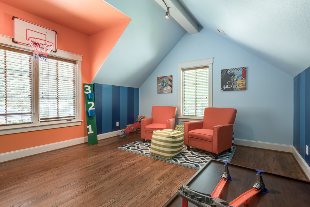 Cette photo montre une chambre d'enfant de 4 à 10 ans chic de taille moyenne avec un mur bleu et un sol en bois brun.