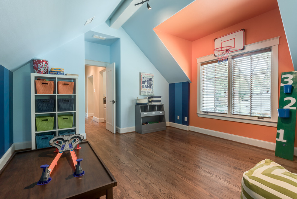 Foto på ett mellanstort vintage pojkrum kombinerat med lekrum och för 4-10-åringar, med blå väggar och mellanmörkt trägolv
