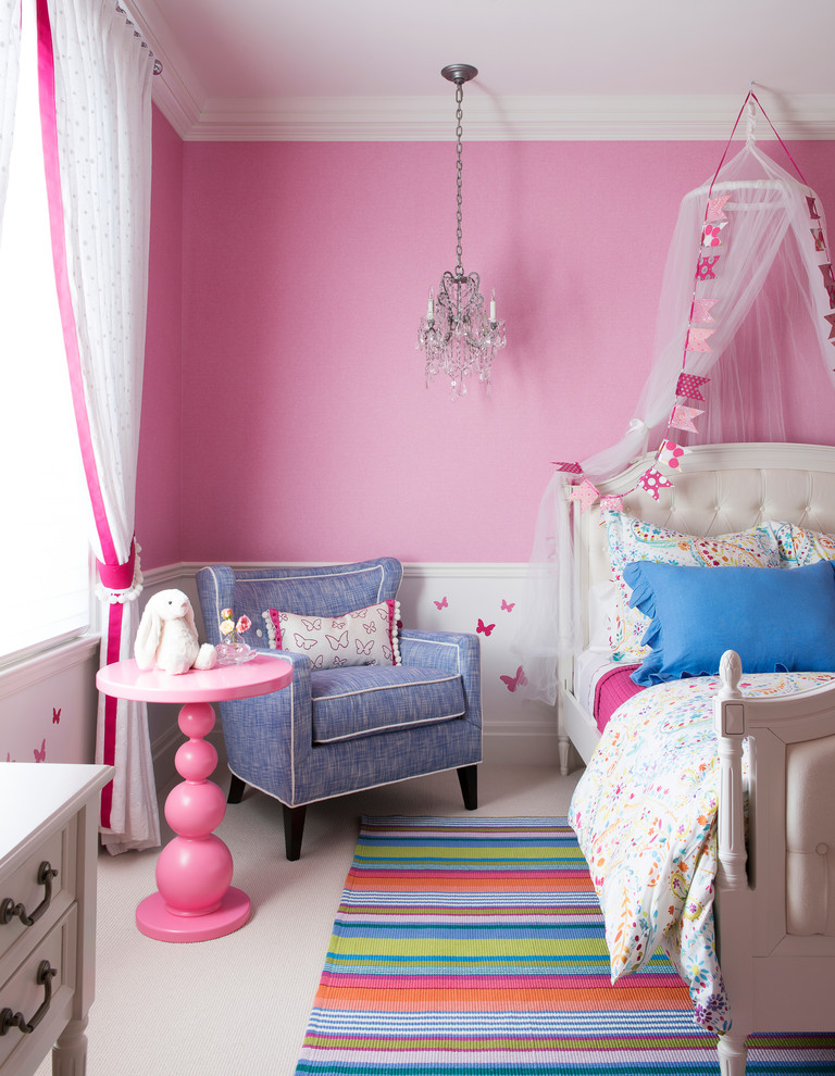 На фото: детская среднего размера в стиле модернизм с спальным местом, розовыми стенами, ковровым покрытием и розовым полом для ребенка от 4 до 10 лет, девочки