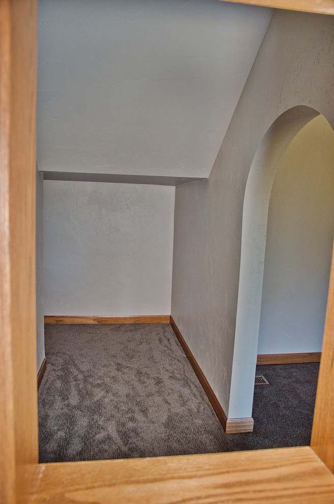 Idée de décoration pour une petite chambre d'enfant de 4 à 10 ans craftsman avec un mur blanc, moquette et un sol marron.