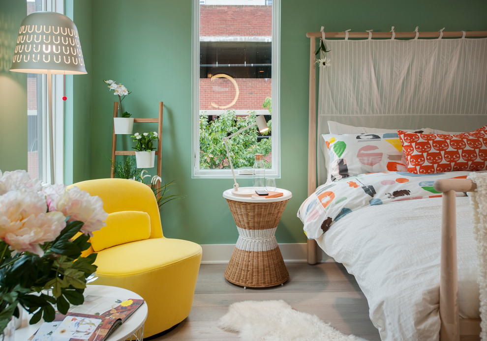 Inspiration för ett funkis barnrum kombinerat med sovrum, med gröna väggar och ljust trägolv
