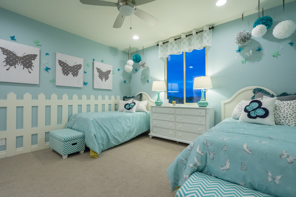 Immagine di una grande cameretta per bambini da 4 a 10 anni con pareti blu, moquette e pavimento beige