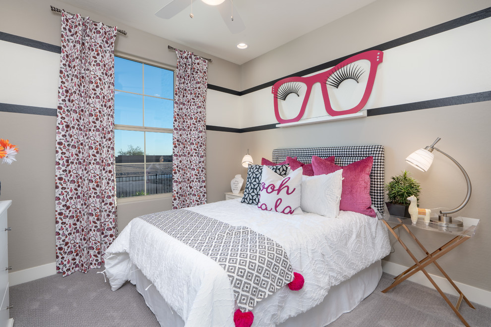 Mittelgroßes Modernes Mädchenzimmer mit beiger Wandfarbe, Teppichboden, grauem Boden und Schlafplatz in Phoenix