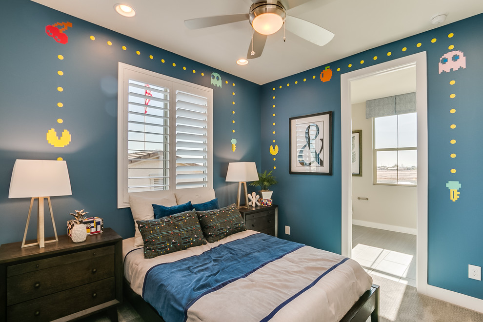 Immagine di una cameretta per bambini classica di medie dimensioni con pareti blu, moquette e pavimento beige