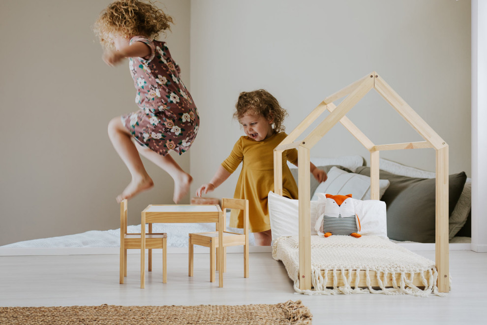 Источник вдохновения для домашнего уюта: большая детская в стиле модернизм с спальным местом, полом из линолеума и серым полом для ребенка от 1 до 3 лет, девочки