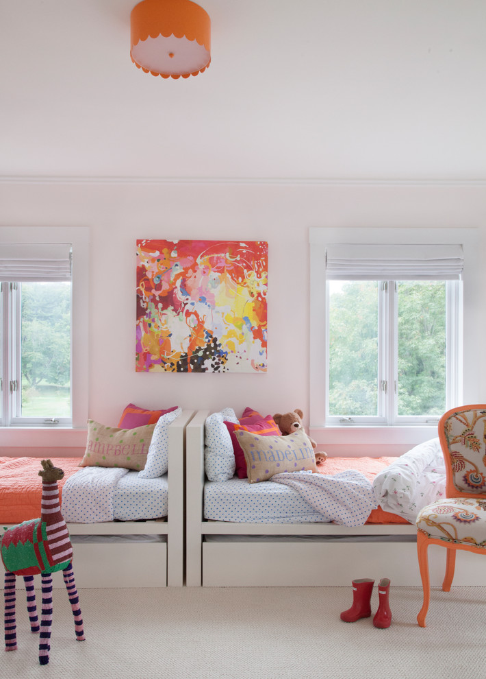 Aménagement d'une chambre d'enfant classique avec un mur rose et moquette.