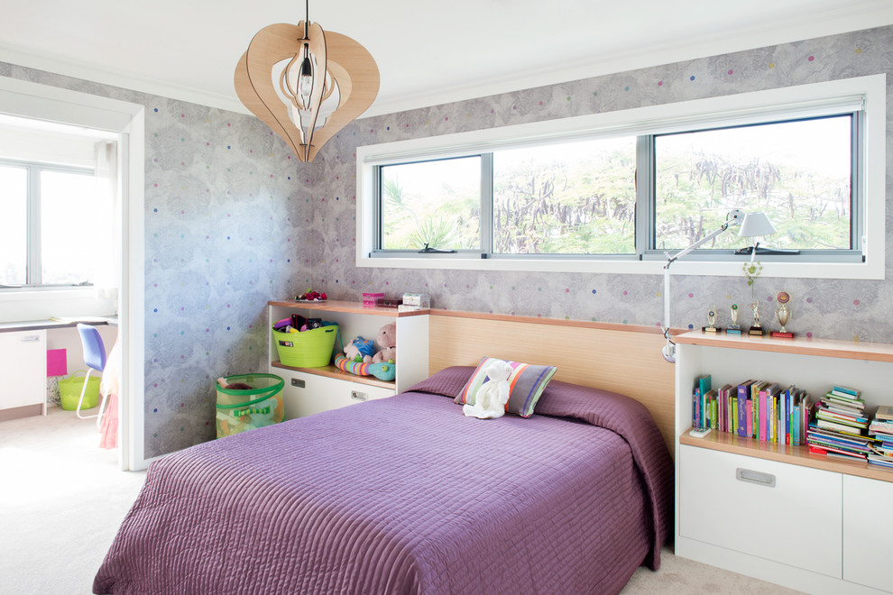 Источник вдохновения для домашнего уюта: большая детская в современном стиле с спальным местом, ковровым покрытием и разноцветными стенами для подростка, девочки